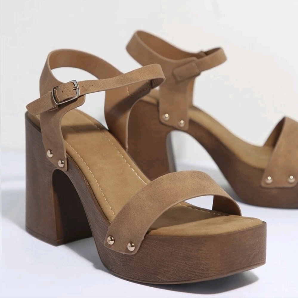 NWOT 7 Mocha Brown Square Toe Heeled Sandals